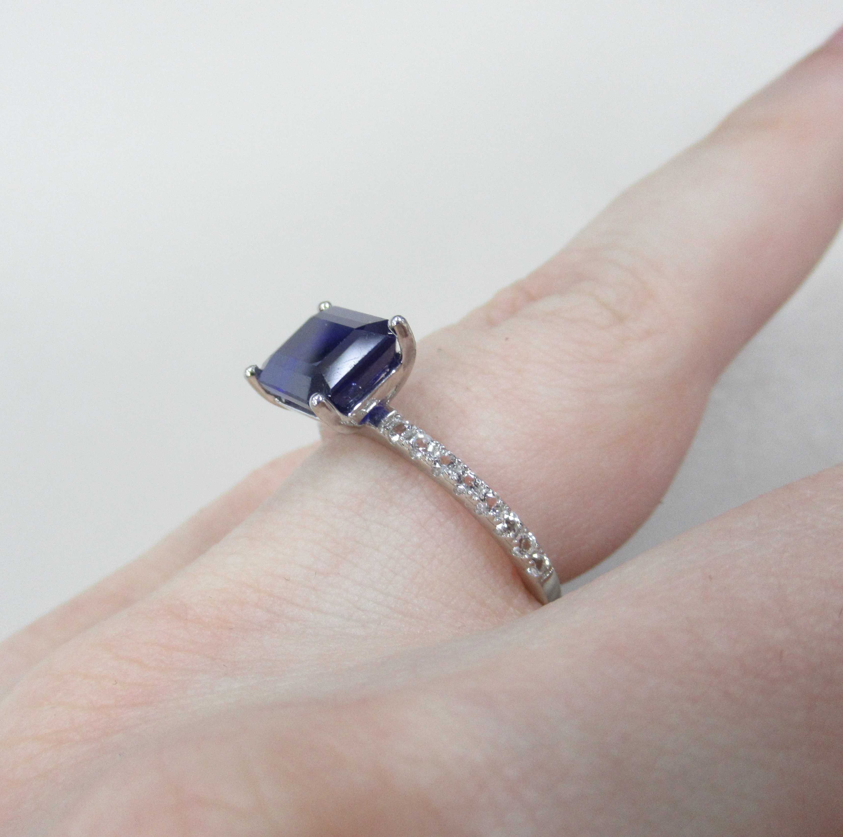 Серебряное кольцо с сапфиром